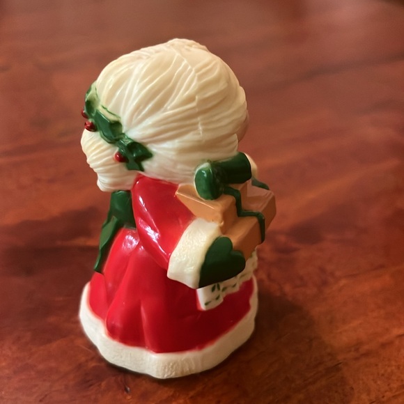 Vintage Hallmark Cards Inc Santa & Mrs. Claus Plastic Salt and Pepper Shakers - Picture 4 of 12